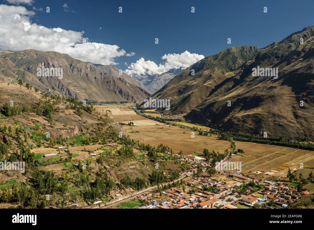 Valle di Urubamba (la Valle Sacra degli Incas), Fiume Urubamba e montagne delle Ande, nei pressi di Pisac, Cusco, Perù Foto Stock