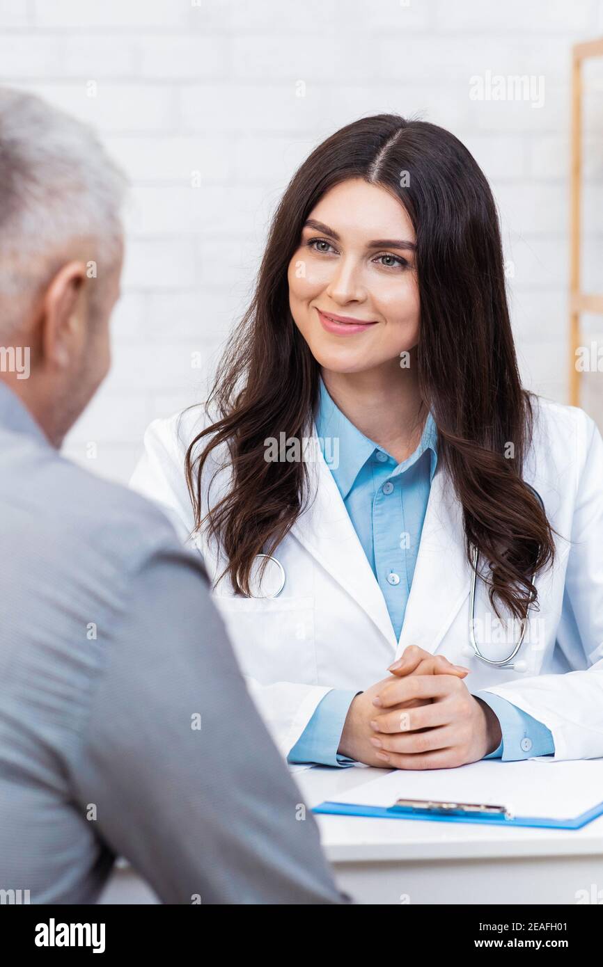 Assistenza sanitaria, moderno medico di famiglia e visita medica Foto Stock