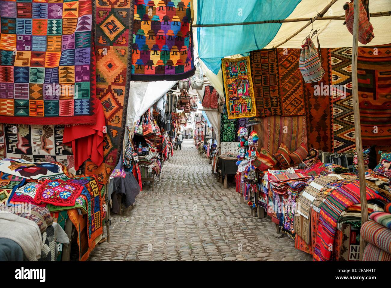 Negozi e stand souvenir, Pisac Domenica mercato, Pisac, Cusco, Perù Foto Stock