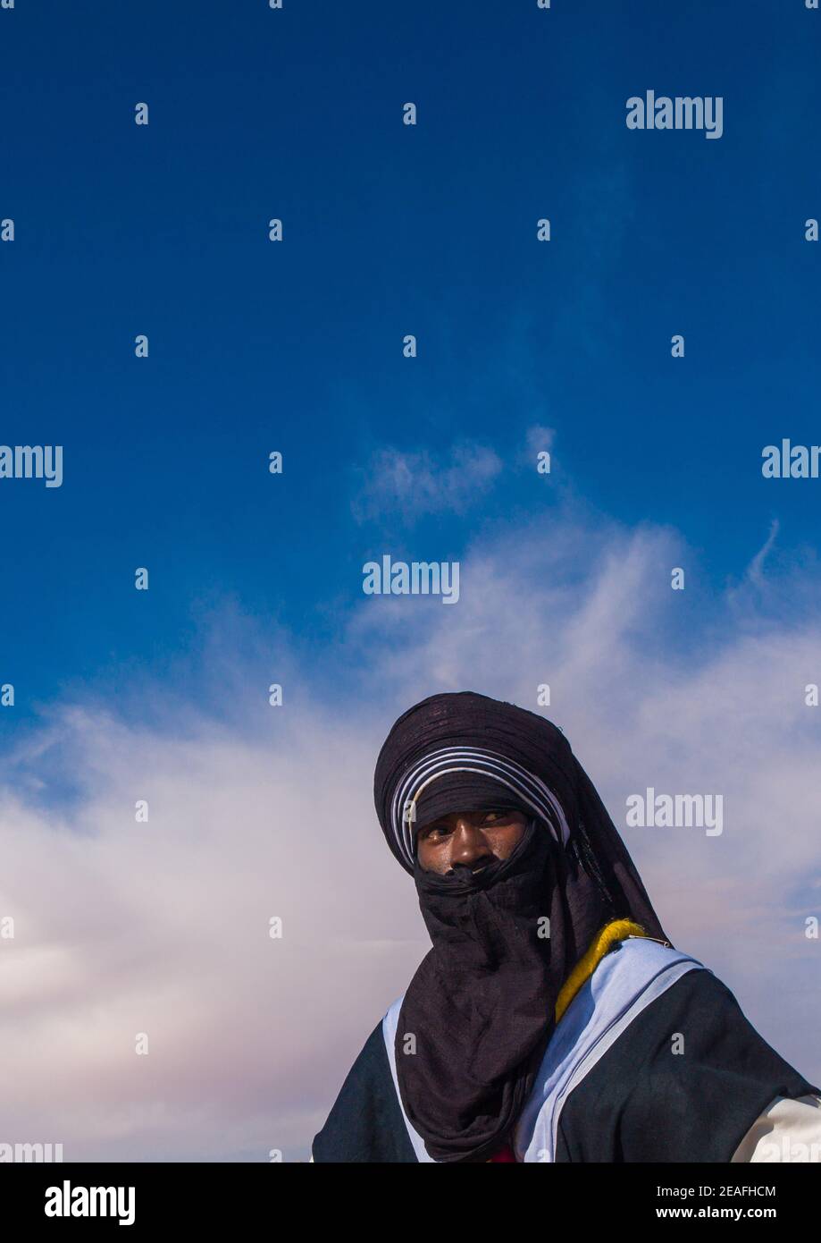 Ritratto di un uomo tuareg in abiti tradizionali contro il cielo, Tripolitania, Ghadames, Libia Foto Stock