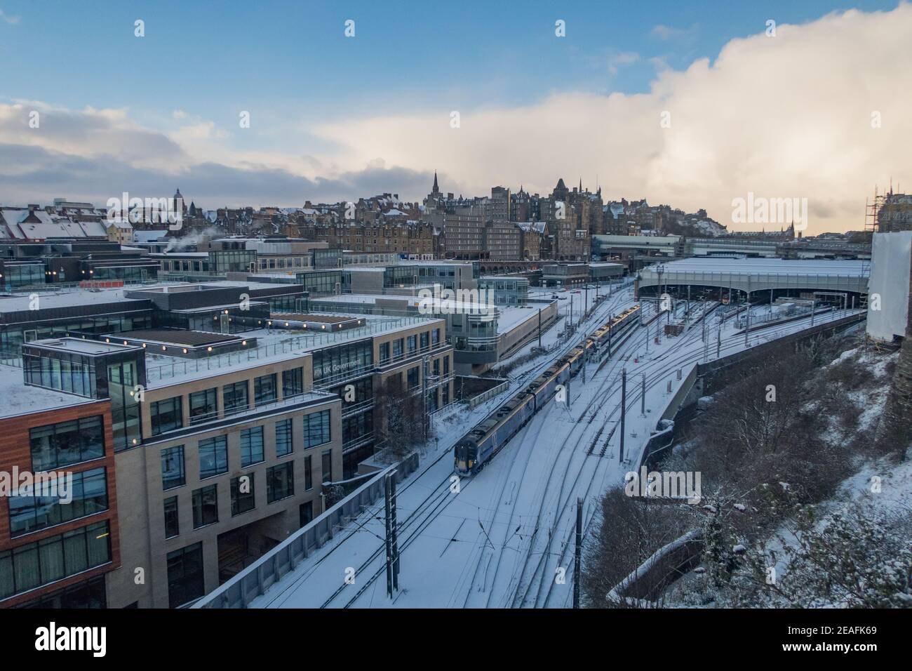 Vista su un treno che parte dalla stazione di Waverley a Edimburgo dopo una tempesta di neve Foto Stock