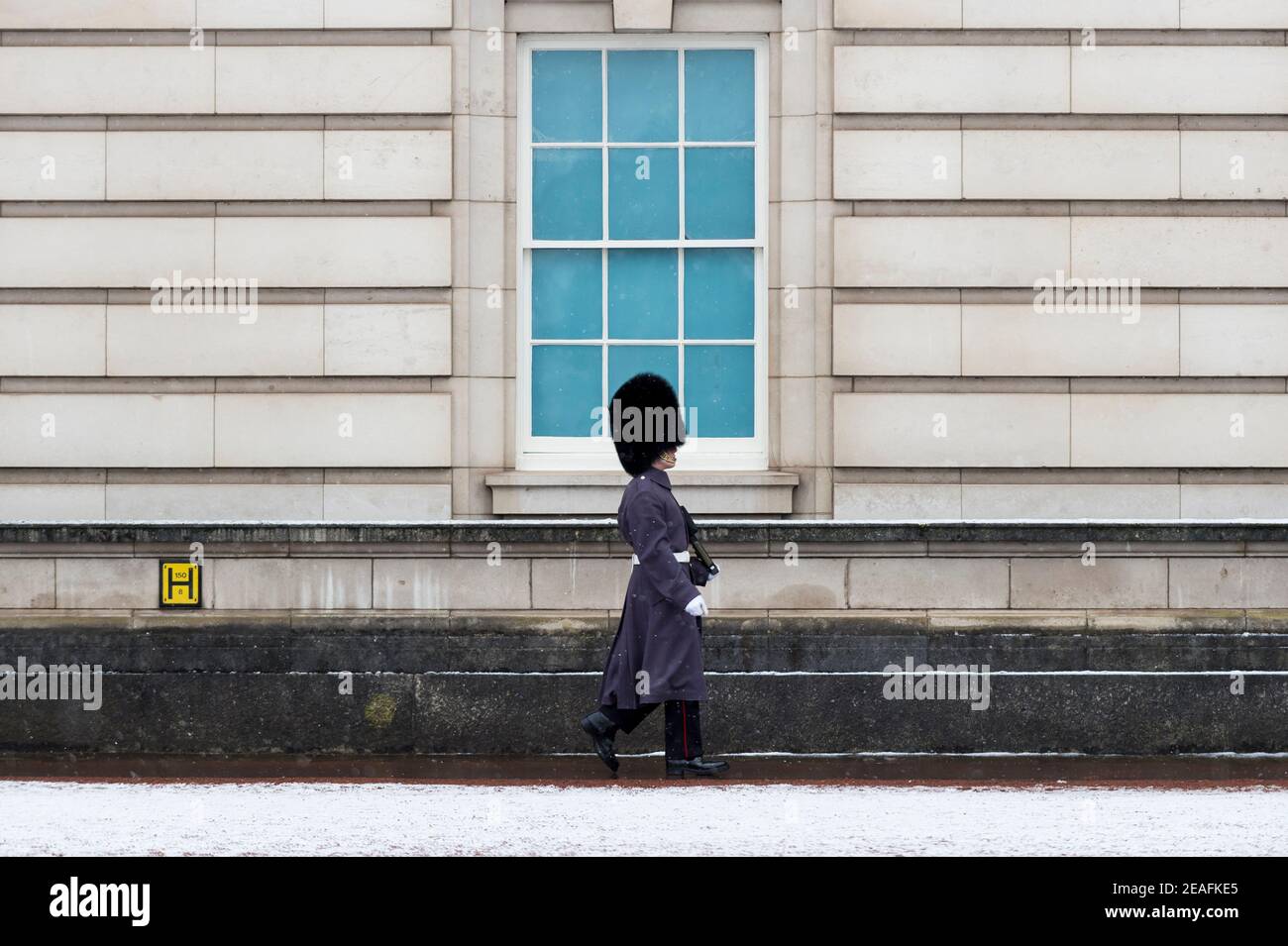 Londra, Regno Unito. 9 febbraio 2021. Tempo nel Regno Unito: Un membro della Guardia della Regina in servizio al di fuori di Buckingham Palace durante le leggere nevicate mentre il clima freddo portato da Storm Darcy continua. Credit: Stephen Chung / Alamy Live News Foto Stock