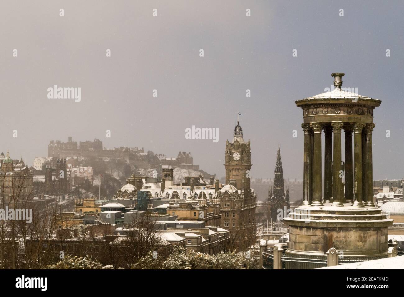 Una vista dalla collina di Calton di una Edimburgo innevata Foto Stock