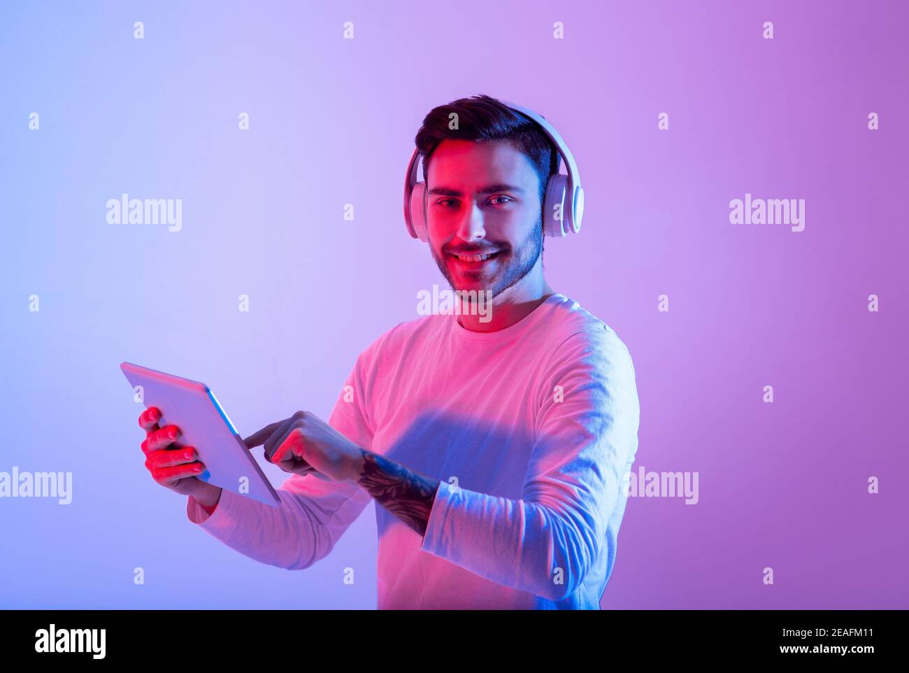 Moderna formazione remota, studio, gioco e lavoro online Foto Stock