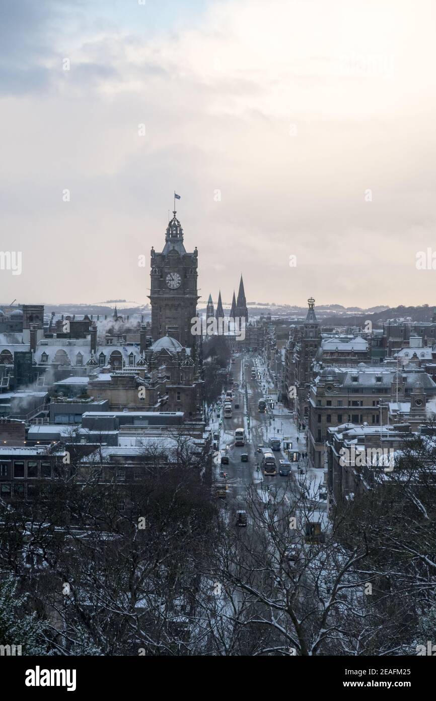 Una vista dalla collina di Calton di una Edimburgo innevata Foto Stock