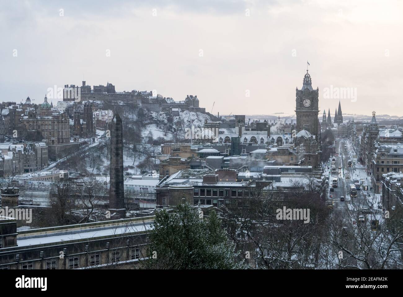 Una vista dalla collina di Calton di una Edimburgo innevata Foto Stock