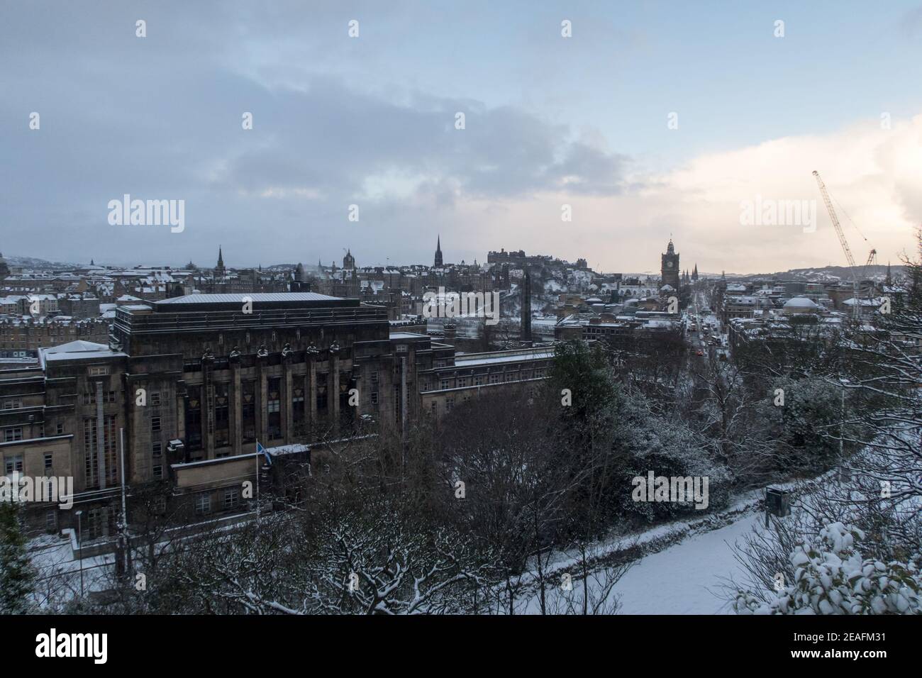 Una vista dalla collina di Calton di una Edimburgo innevata Foto Stock