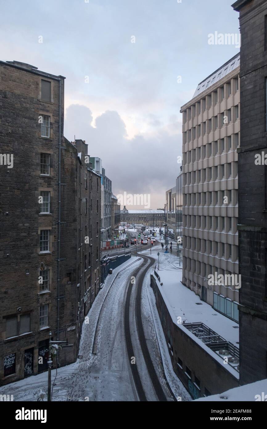 Una strada vuota di Edimburgo dopo una tempesta di neve Foto Stock