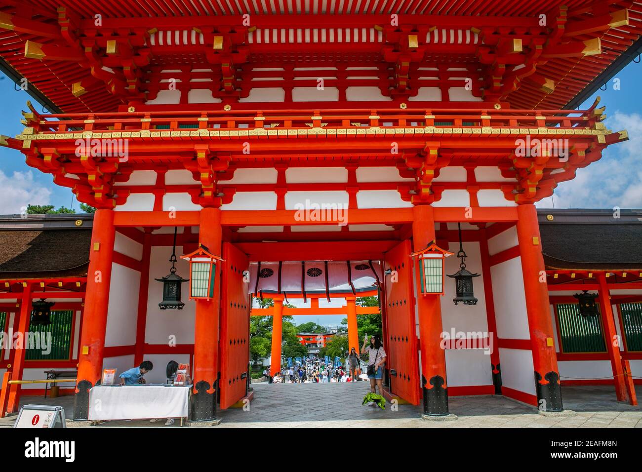 La porta principale di un tempio shinto a Kyoto, Giappone. Foto Stock