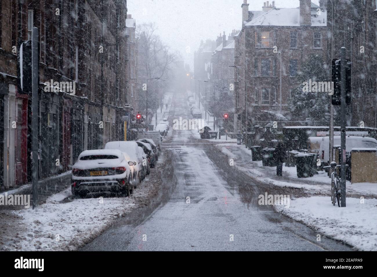 Una vista su una strada vuota di Edimburgo così pesante la neve cade Foto Stock