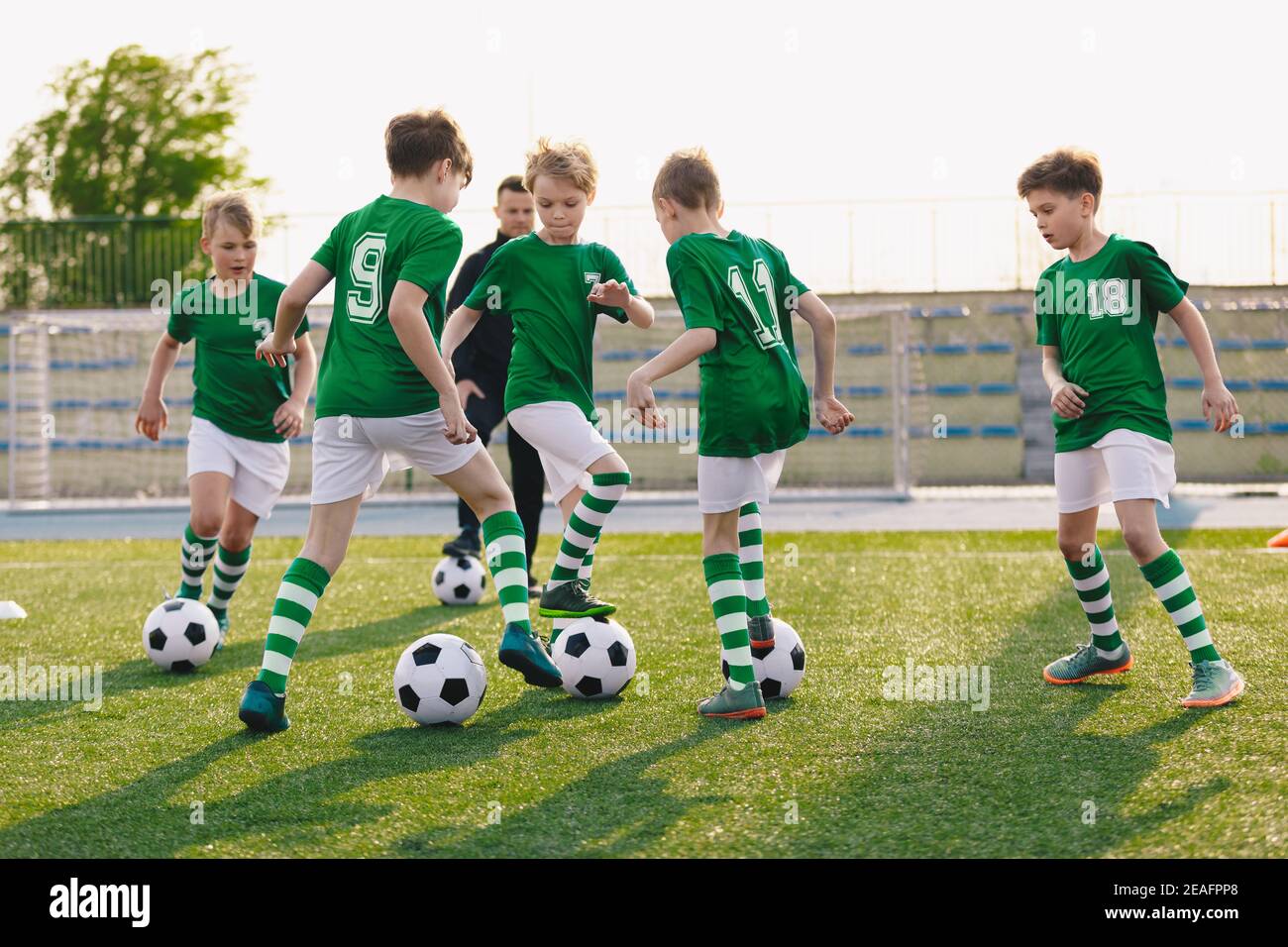 Gruppo di bambini che giocano a calcio in sessione di allenamento. Bambini  in club di calcio
