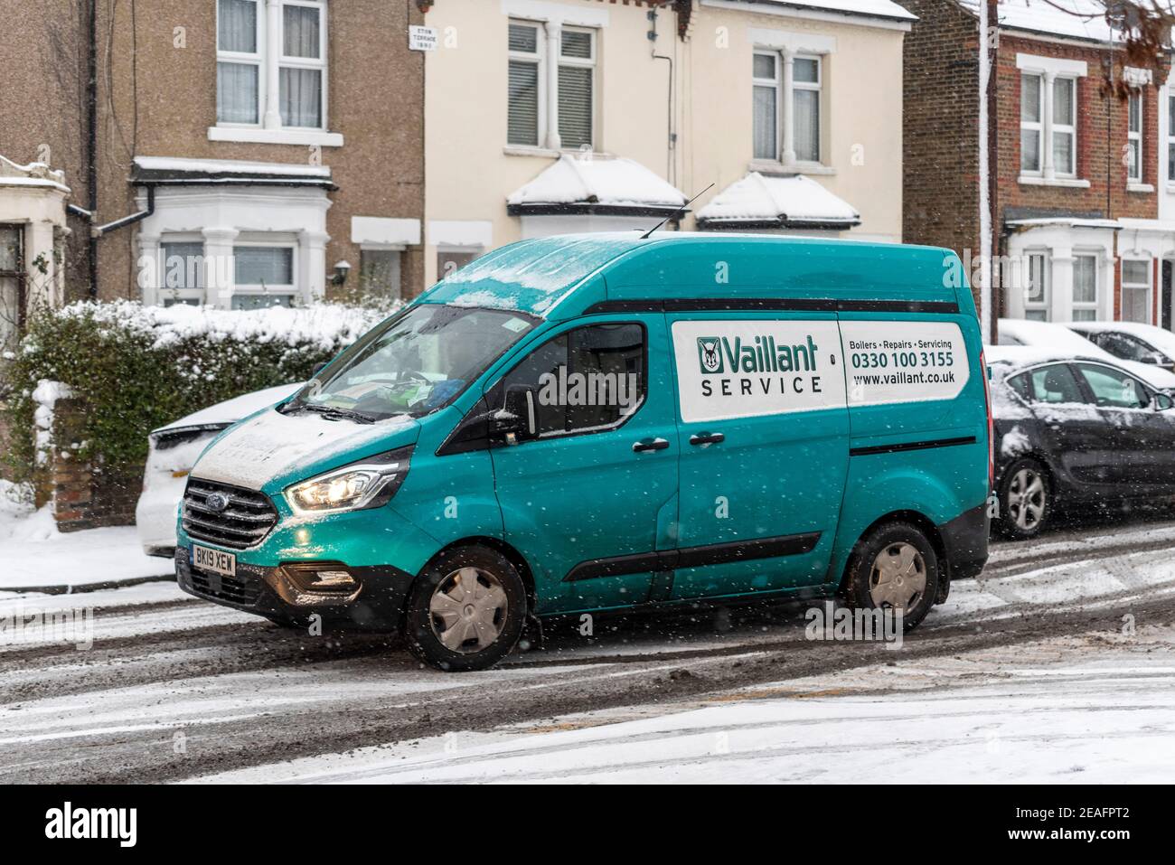 Vaillant servizio di caldaia van guida a Southend sul mare, Essex, Regno Unito, con neve da Storm Darcy. Condizioni stradali ghiacciate. Servizi di riscaldamento domestico business Foto Stock