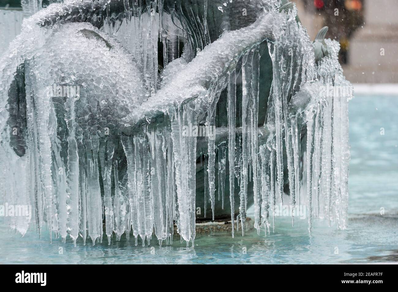 Londra, Regno Unito. 9 febbraio 2021. UK Weather: Dettaglio di una fontana ghiacciata coperta in Trafalgar Square durante le lievi nevicate, mentre il clima freddo portato da Storm Darcy continua. Credit: Stephen Chung / Alamy Live News Foto Stock