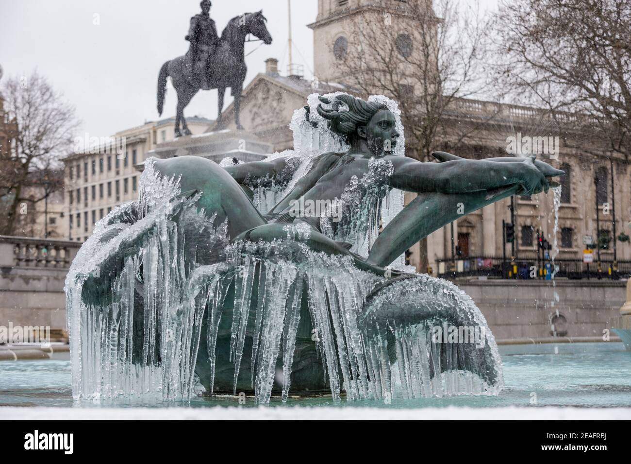Londra, Regno Unito. 9 febbraio 2021. UK Weather: Una fontana ghiacciata coperta di ghiaccio in Trafalgar Square durante le luci della neve mentre il freddo portato da Storm Darcy continua. Credit: Stephen Chung / Alamy Live News Foto Stock