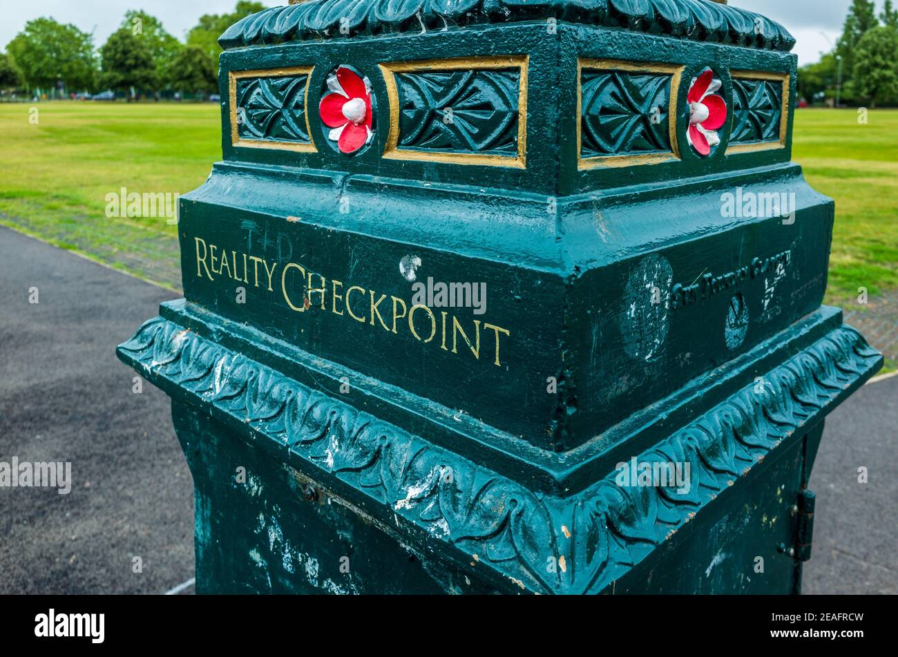 Reality Checkpoint Cambridge - lampione in ghisa sul pezzo Parkers ha detto di segnare il confine della città fantasy di Centro di Cambridge e la vera città Foto Stock