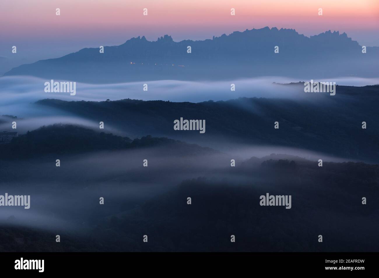 Paesaggio di montagna nebbia tramonto Foto Stock