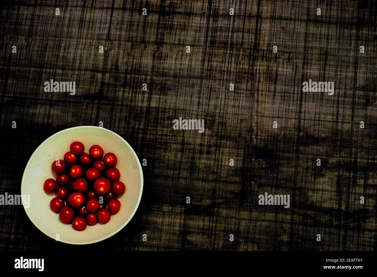 Pomodori ciliegia sulla piastra Foto Stock