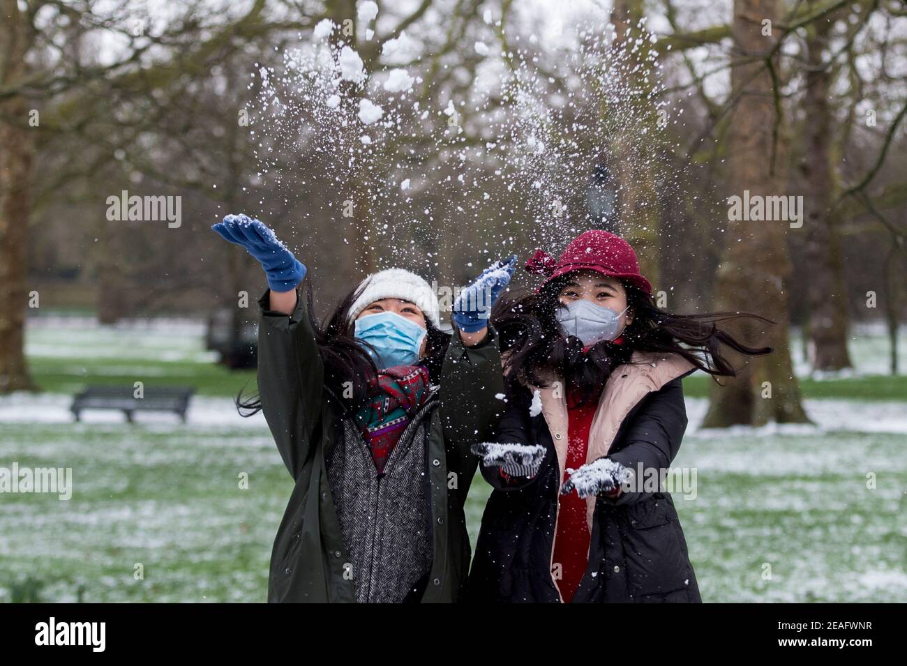 Londra, Regno Unito. 9 febbraio 2021. UK Weather: Donne che giocano con la neve in Green Park durante le nevi leggere come il freddo tempo portato da Storm Darcy continua. Credit: Stephen Chung / Alamy Live News Foto Stock