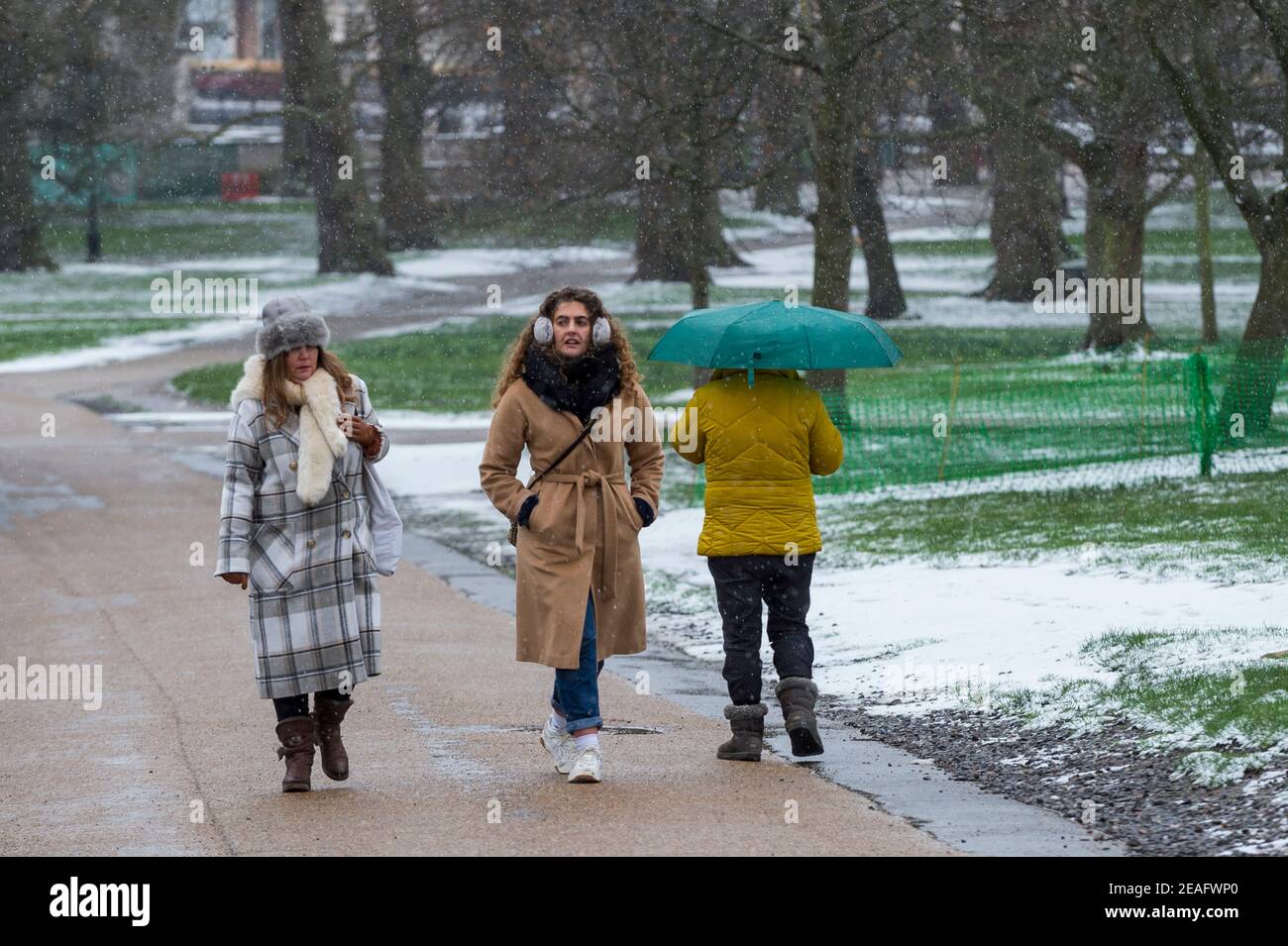 Londra, Regno Unito. 9 febbraio 2021. UK Weather: Persone che camminano in Green Park durante le nevi leggere fiurry, come il freddo tempo portato da Storm Darcy continua. Credit: Stephen Chung / Alamy Live News Foto Stock