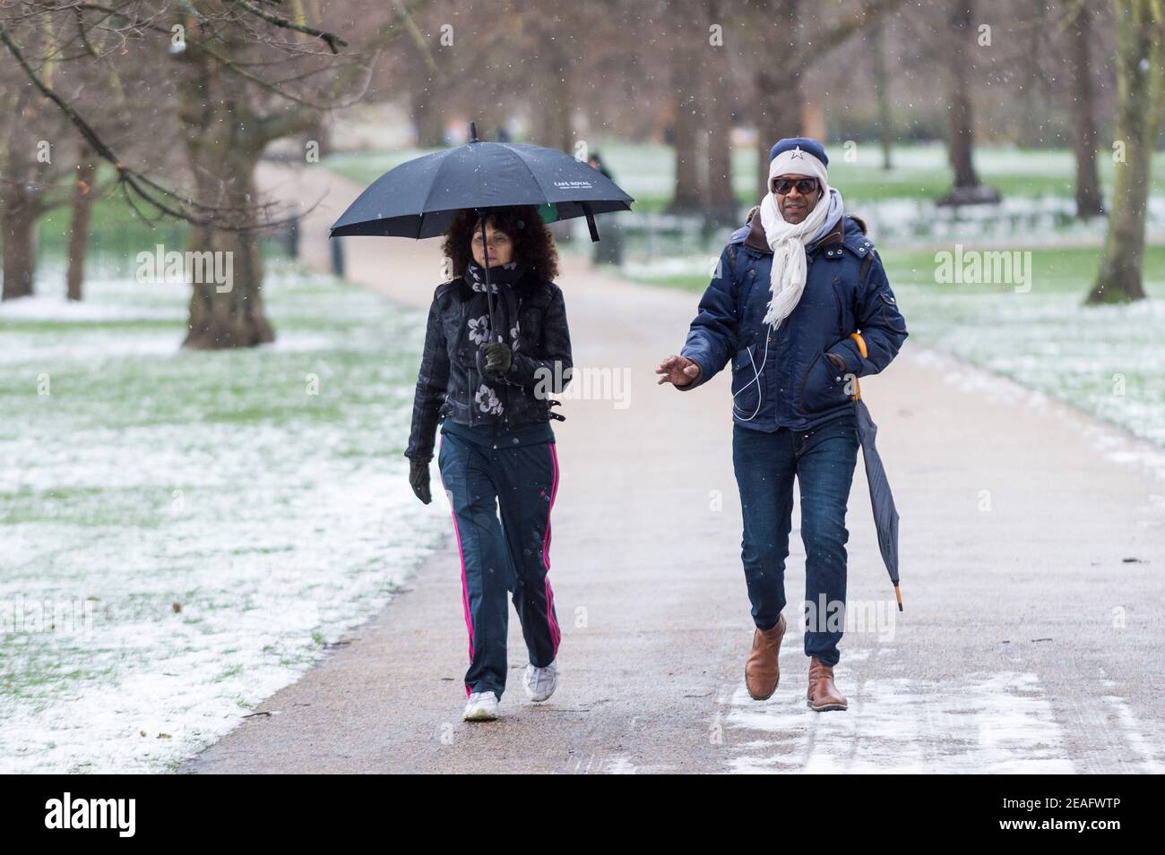 Londra, Regno Unito. 9 febbraio 2021. UK Weather: Una coppia che cammina nel St James's Park durante le leggere nevicate mentre il freddo tempo portato da Storm Darcy continua. Credit: Stephen Chung / Alamy Live News Foto Stock