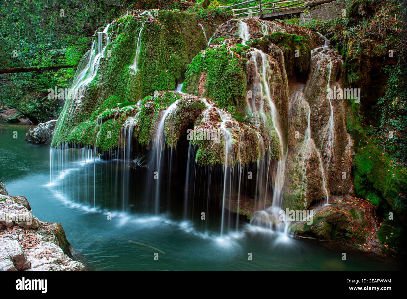 Bigar Water Fall, Romania, formata da una sorgente d'acqua sotterranea che fa spettacolari cadute nel fiume minis Foto Stock
