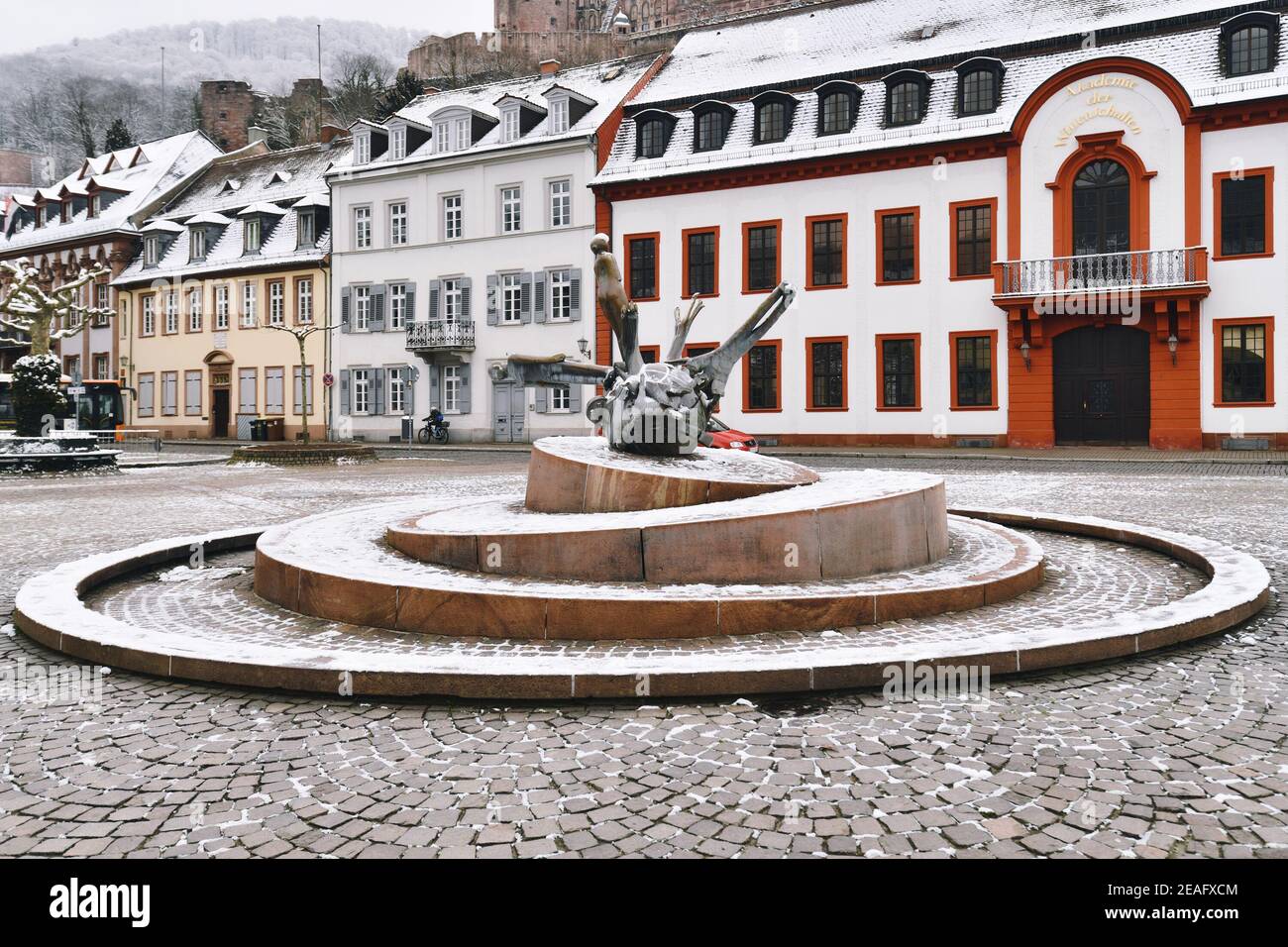 Heidelberg, Germania - Febbraio 2020: Fontana chiamata 'Sebastian Münster Brunnen' nella piazza della città chiamata 'Karlsplatz' Foto Stock