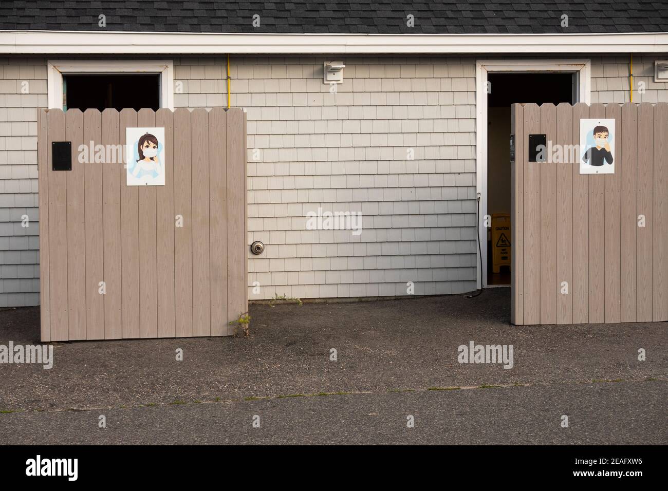 indossare i cartelli segnaletici della maschera prima di andare in bagno A Ogunquit Maine Foto Stock