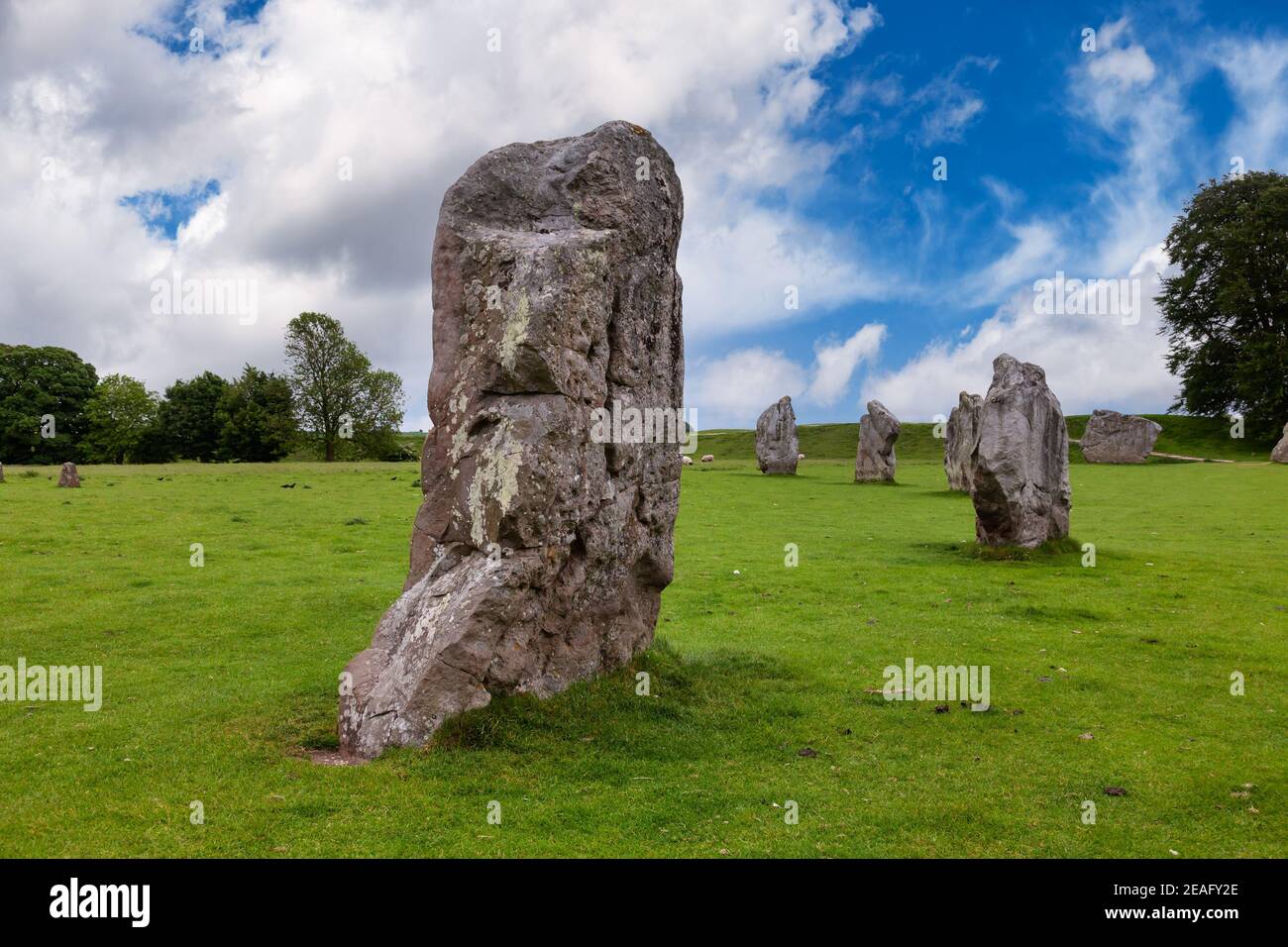 Stones a Avebury, Wiltshire, Inghilterra sudoccidentale, Regno Unito, uno dei siti preistorici più conosciuti in Gran Bretagna Foto Stock