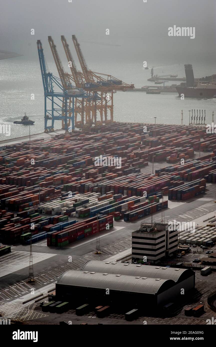 Container nella zona logistica e industriale di la zona Franca nel porto di Barcellona, Spagna. Foto Stock