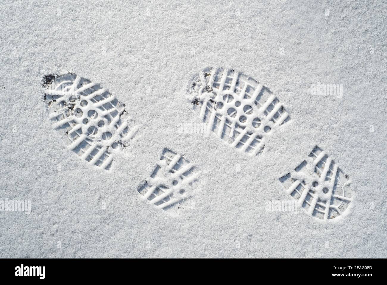 Impronte/impronte chiaramente definite nella neve fresca di gomma suole di capocorda con rientranze profonde da stivali da alpinismo / escursionismo stivali in inverno Foto Stock