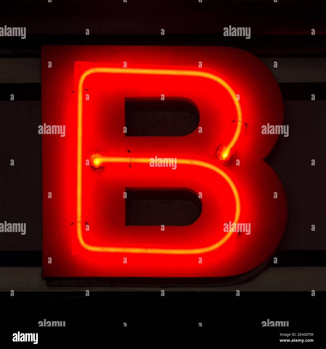 Rosso incandescente neon lettera B di notte Foto Stock