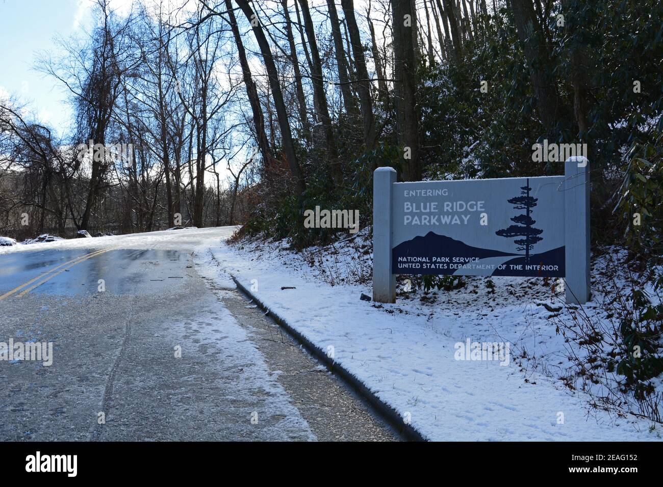 Ghiaccio e neve ricopre la strada su una sezione della Blue Ridge Parkway chiusa alle auto per l'inverno vicino Asheville, North Carolina Foto Stock