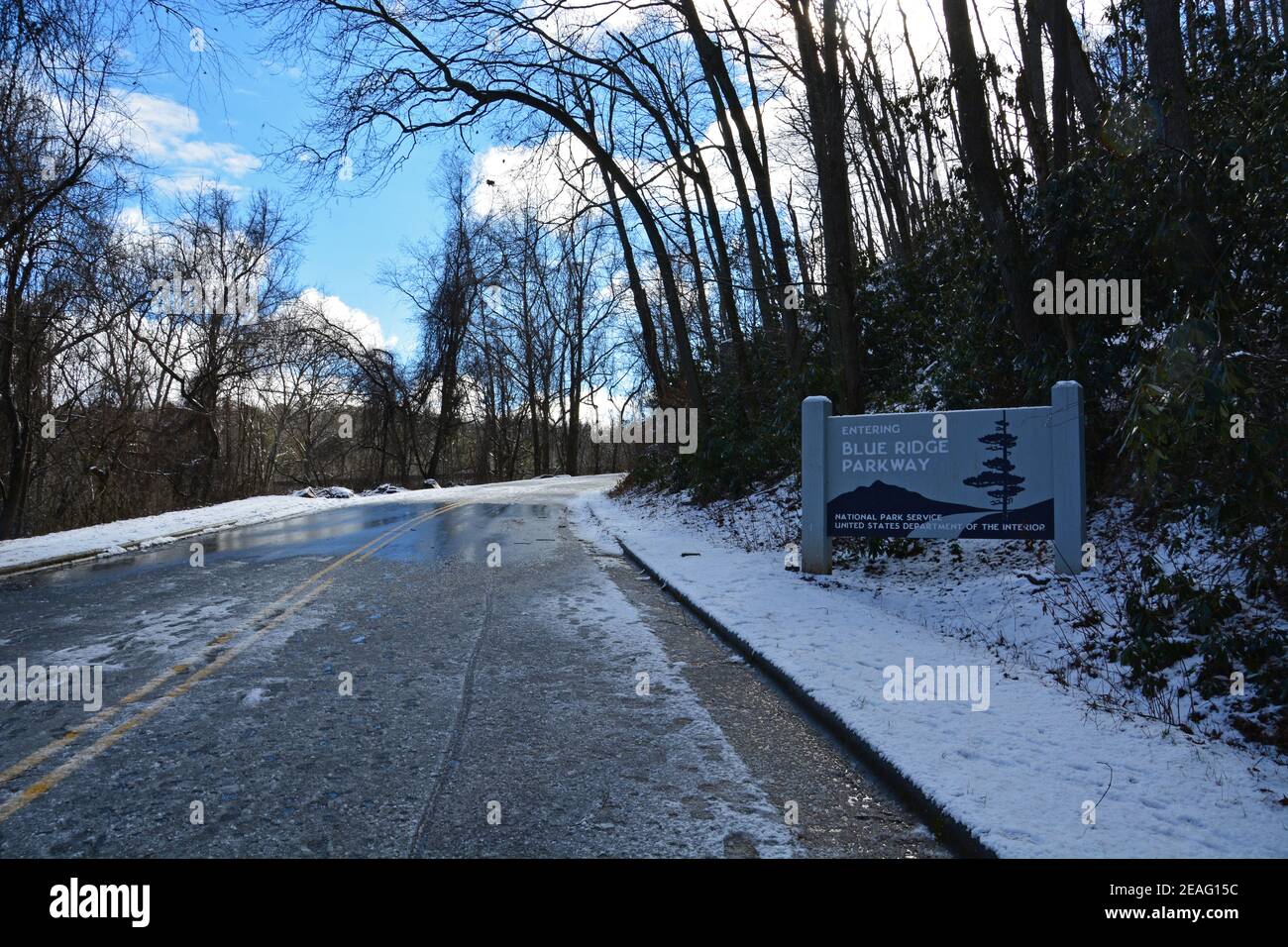 Ghiaccio e neve ricopre la strada su una sezione della Blue Ridge Parkway chiusa alle auto per l'inverno vicino Asheville, North Carolina Foto Stock