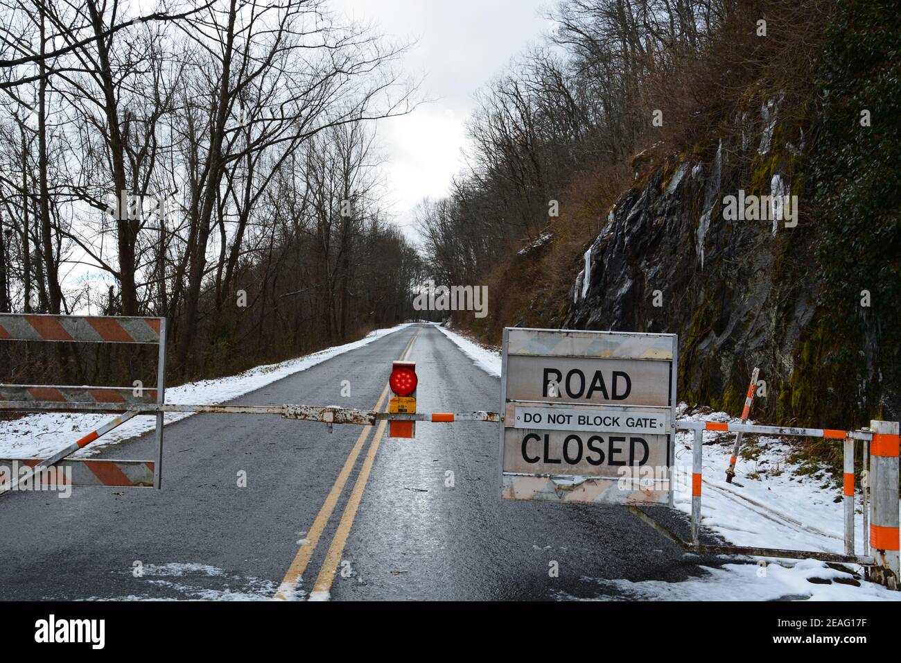 Le barricate impediscono l'accesso del veicolo a una sezione della Blue Ridge Parkway che è chiusa per l'inverno vicino ad Asheville, North Carolina Foto Stock