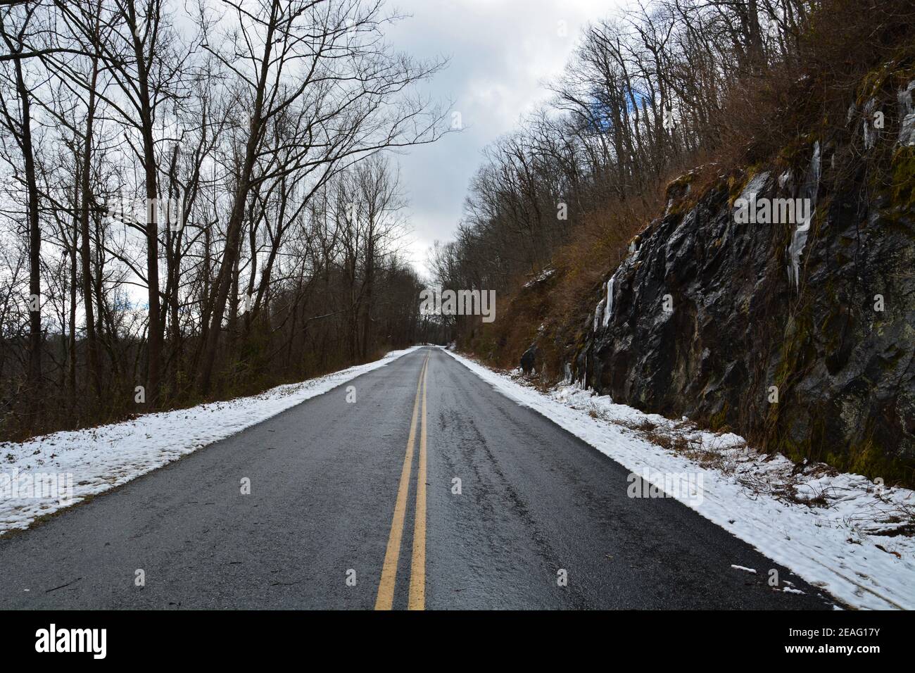 Una sezione della Blue Ridge Parkway che e' chiusa al traffico per l'inverno vicino ad Asheville, Carolina del Nord Foto Stock