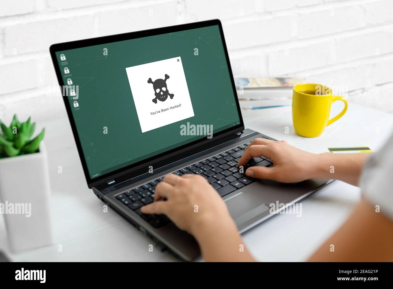 Avviso hacked sul concetto di computer portatile. Concetto di protezione e sicurezza dei dati Foto Stock