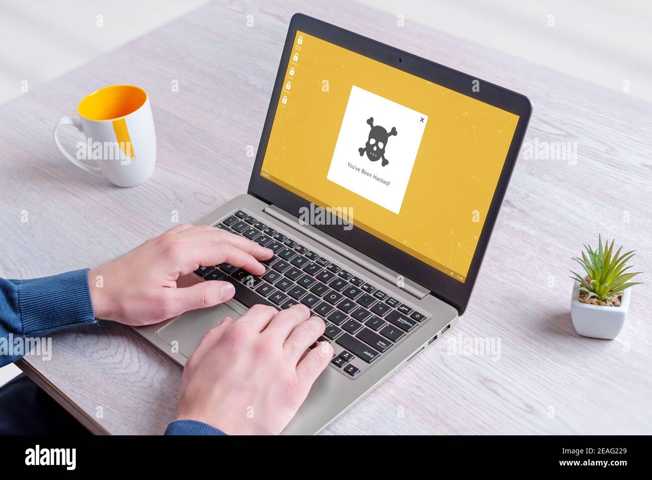 Computer portatile hacked con messaggio a comparsa sul concetto desktop. Uomo lavora al computer Foto Stock