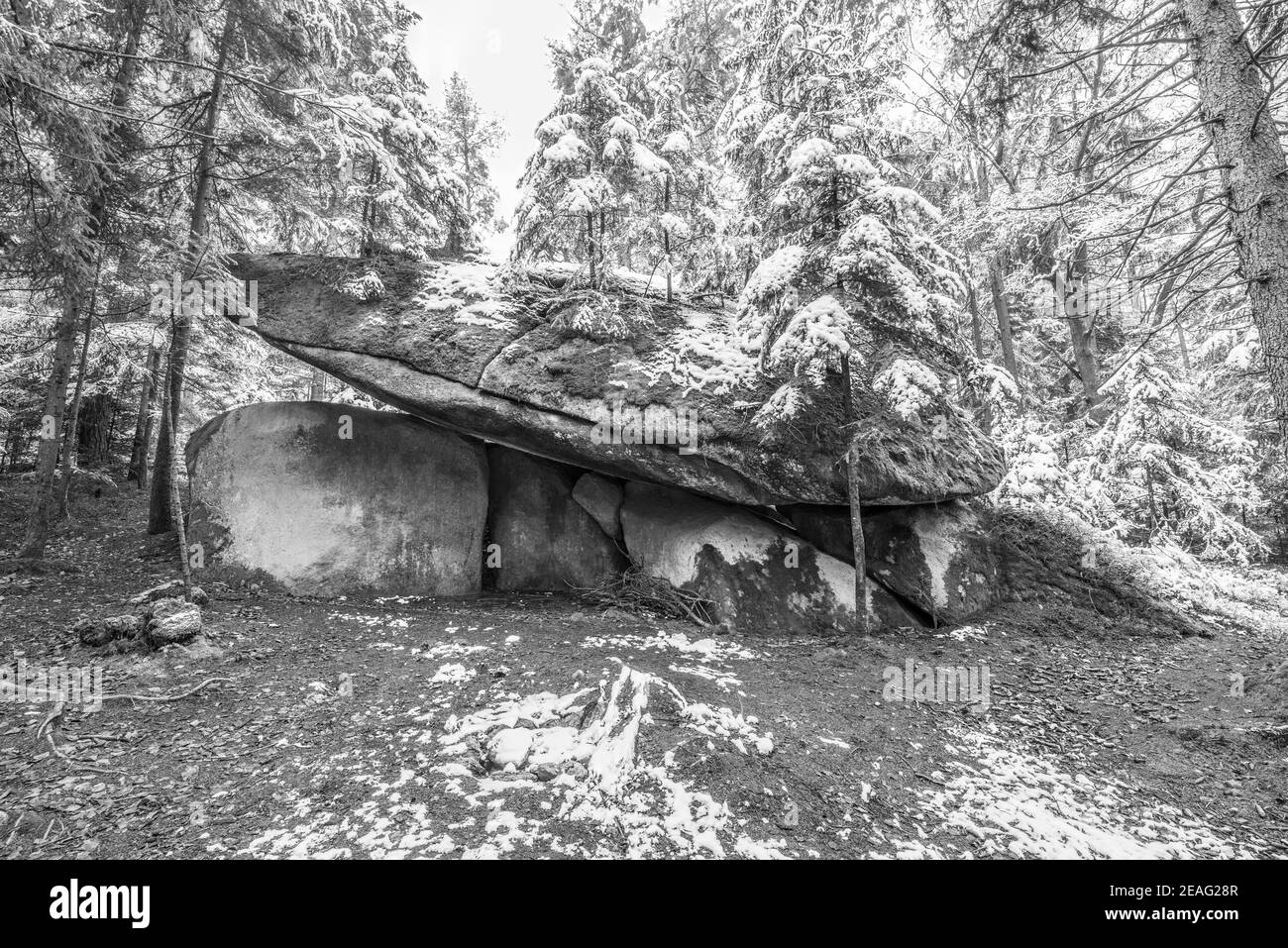 Nave spaziale roccia vicino Thurmansbang megalith granito formazione in inverno nella foresta bavarese, Germania Foto Stock