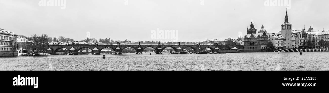 Ponte Carlo e fiume Moldava in inverno. Vista dall'isola di Strelecky, Praga, Repubblica Ceca. Immagine in bianco e nero. Foto Stock
