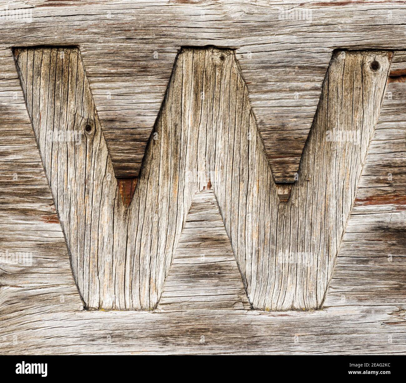 Lettera W segato da legno intemperie Foto Stock