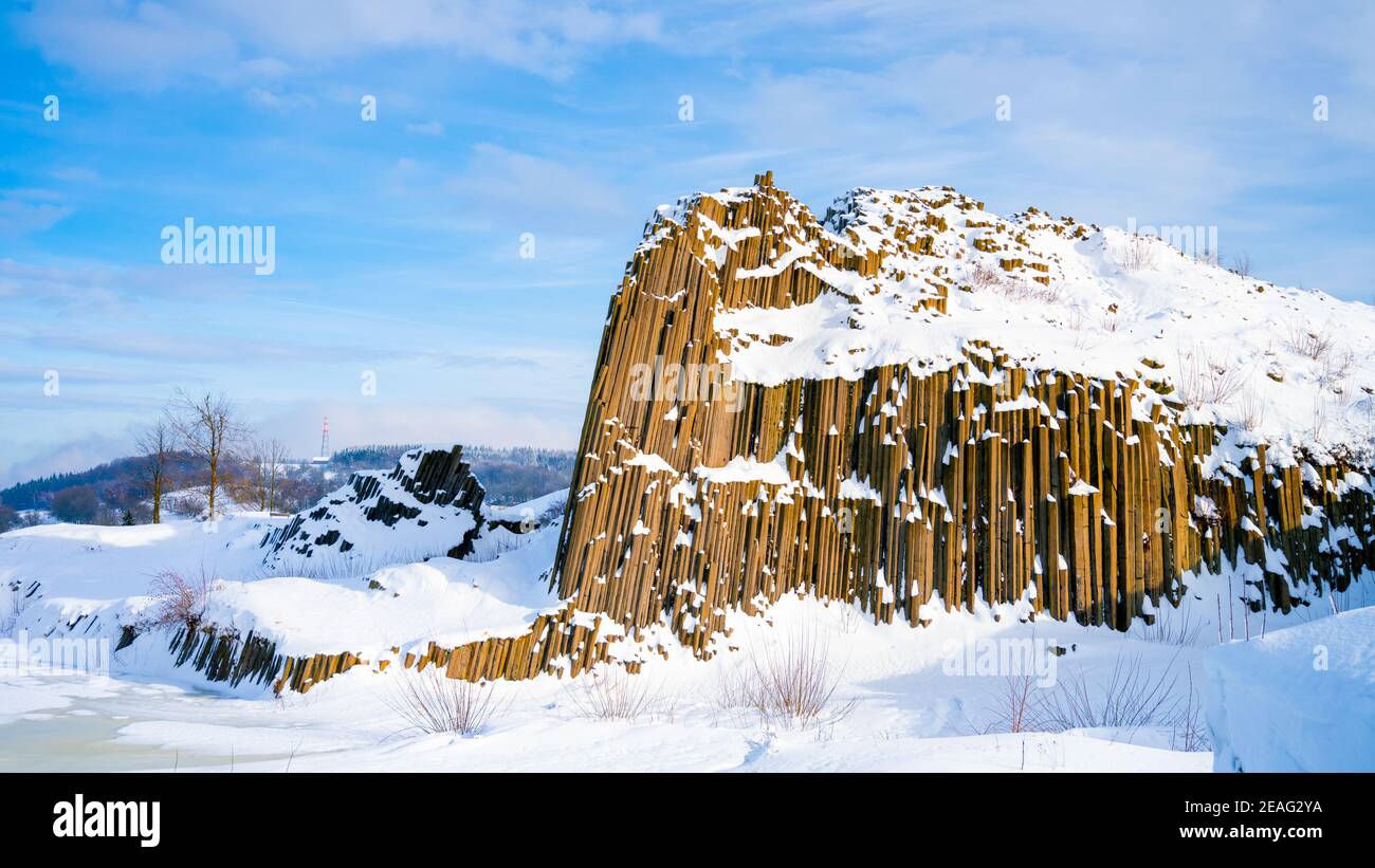 Panska skala - formazione rocciosa di colonne basaltiche pentagonali ed esagonali. Assomiglia a tubi d'organo giganti. Coperto di neve e ghiaccio in inverno. Kamenicky Senov, Repubblica Ceca. Foto Stock