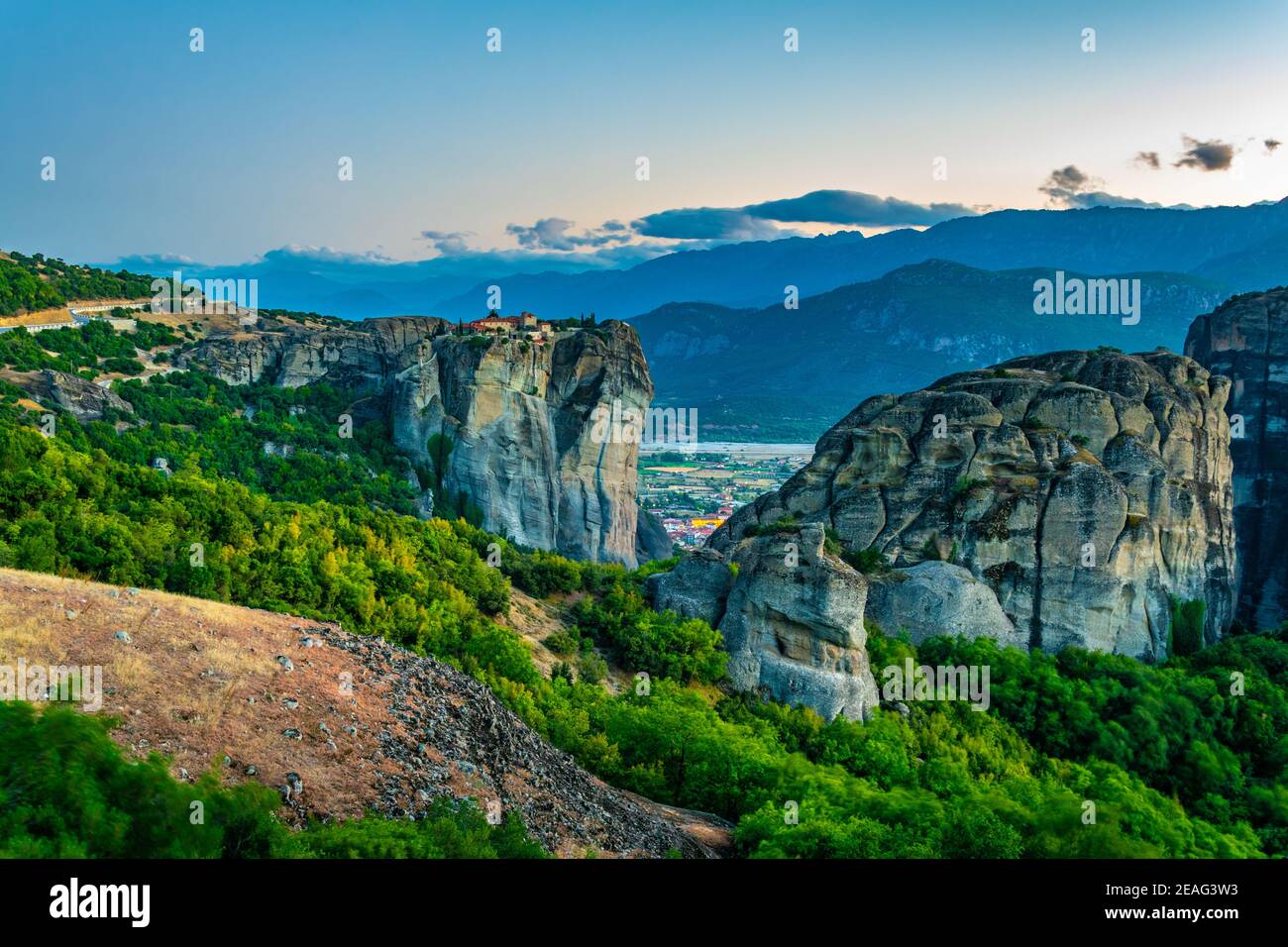 Tramonto sul monastero della santissima trinità di Meteora, Grecia Foto Stock