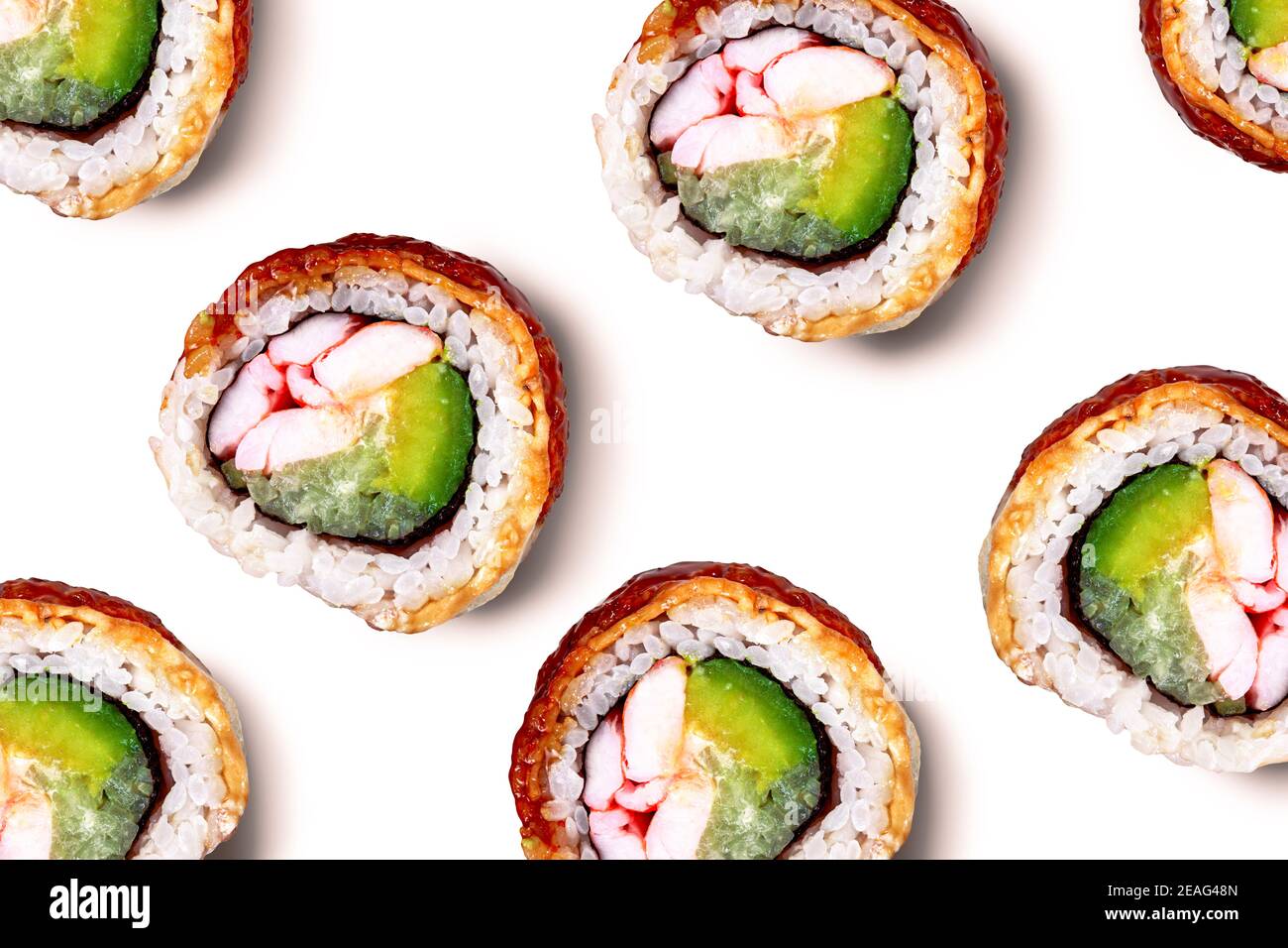 Sushi isolato su sfondo bianco. Sushi sfondo. Sushi con luna di miele fresca e involtini di anguilla su sfondo bianco. Sushi pattern. Rullo nuovo pi Foto Stock