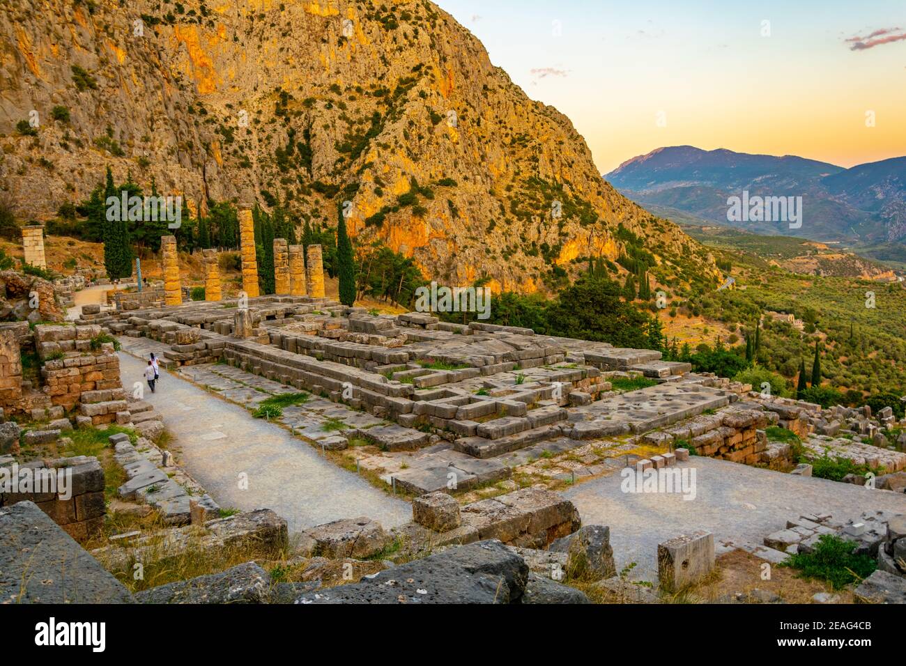 Vista al tramonto delle rovine del tempio di Apollo nell'antica Delfi,  Grecia Foto stock - Alamy