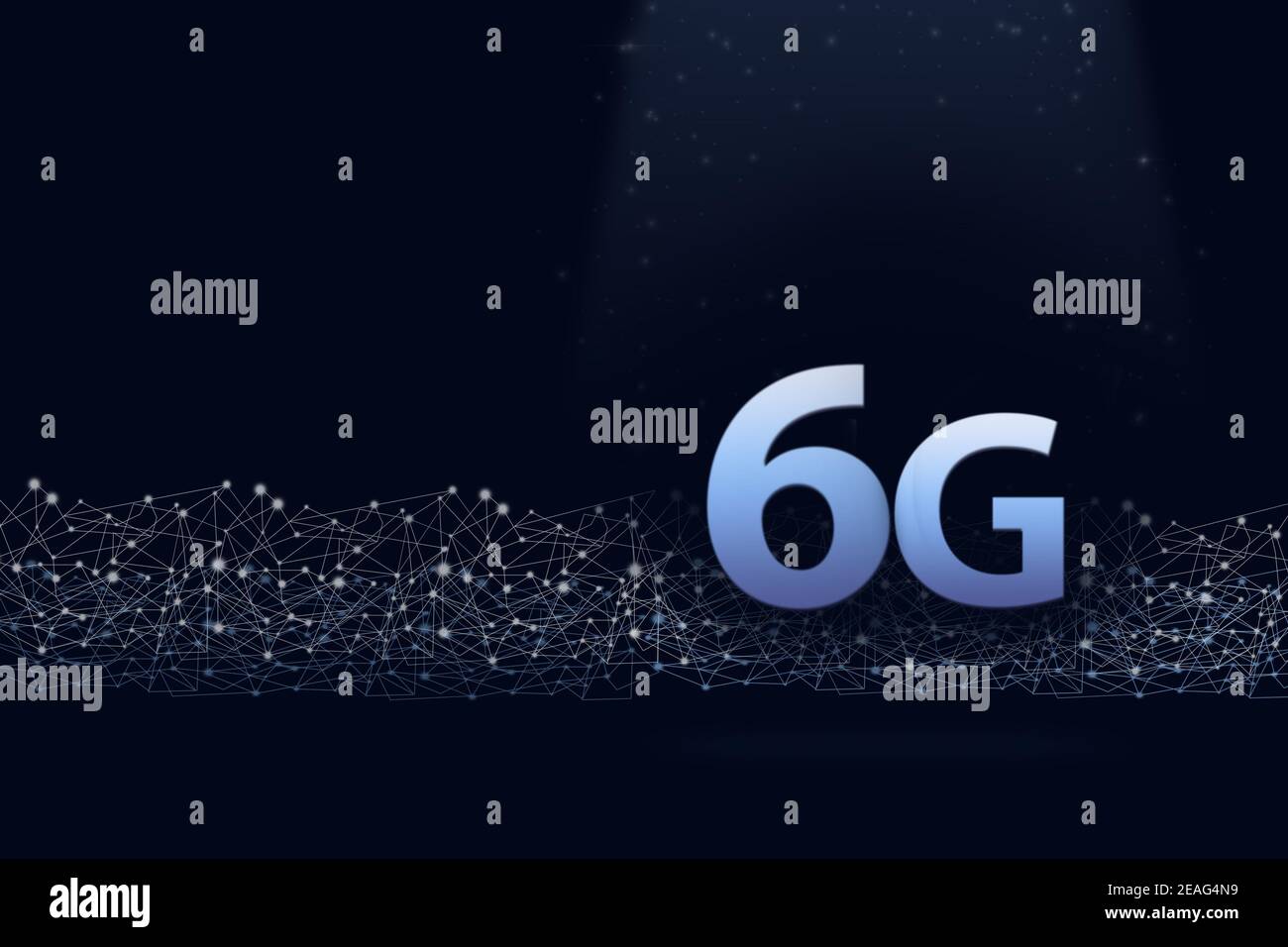 Ologramma virtuale 6G e linea digitale su sfondo blu scuro. Creative Connection background, una rete di nuova generazione ha un mixe limite di velocità wireless Foto Stock