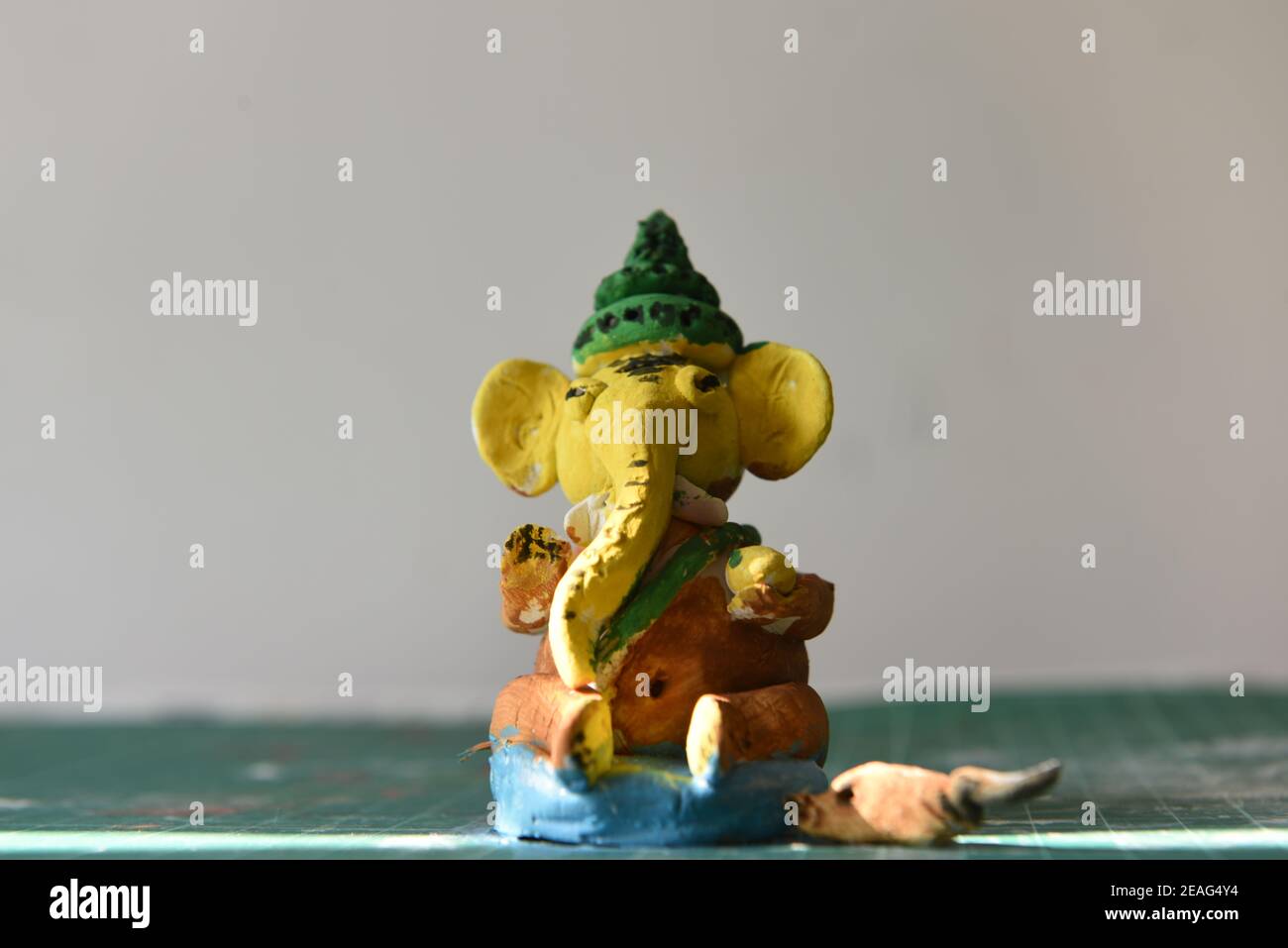 Fuoco selettivo di una piccola figurina dell'elefante Foto Stock