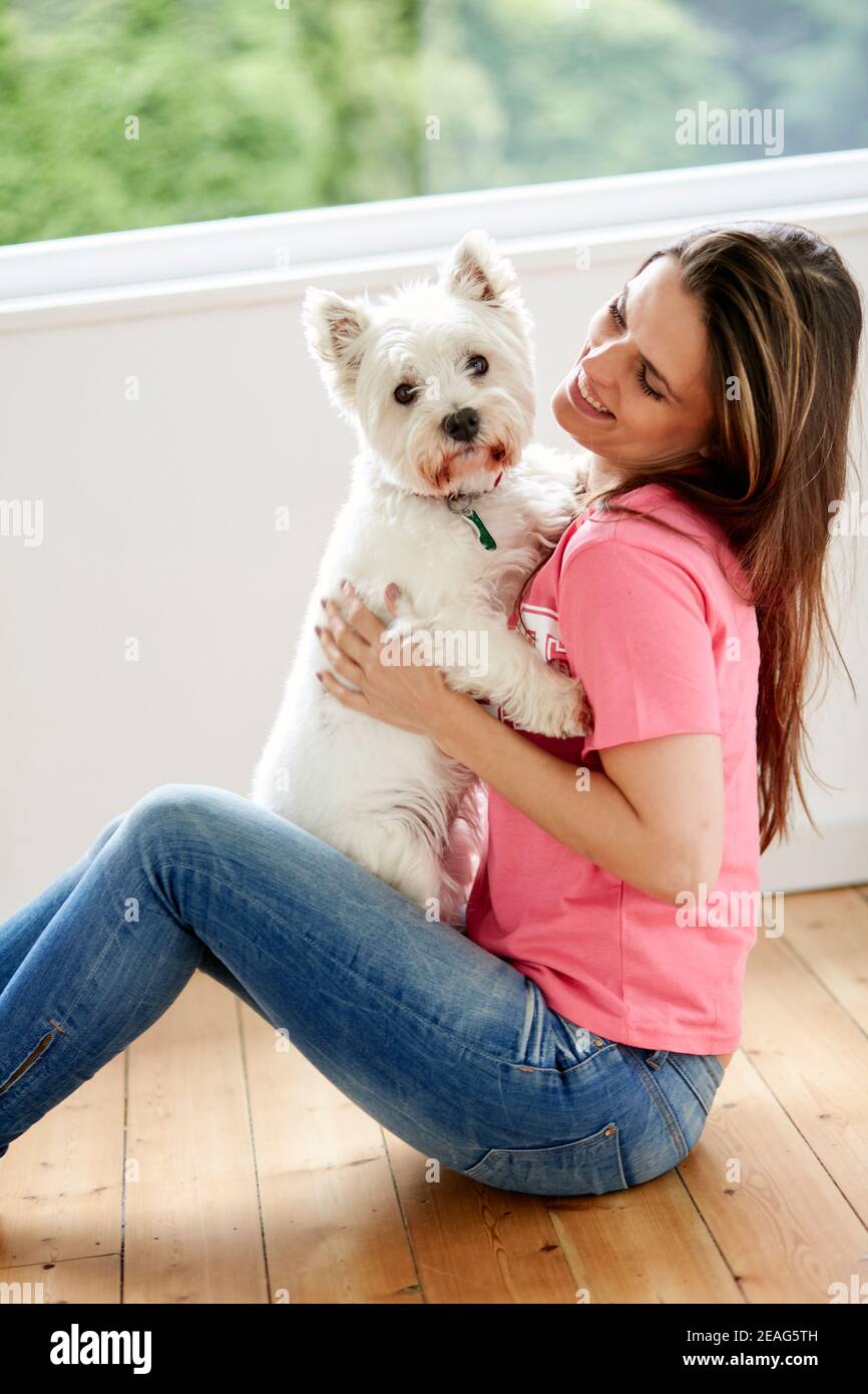 Donna sedette con il suo cane da compagnia Foto Stock