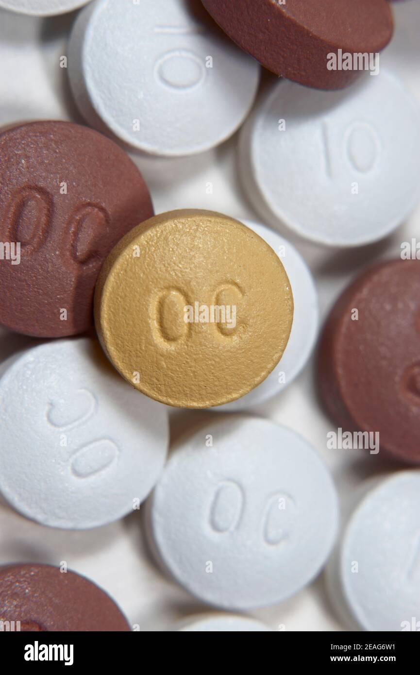 Verticale di close-up di compresse di OxyContin un rilascio temporizzato forma di ossicodone varie dosi Foto Stock