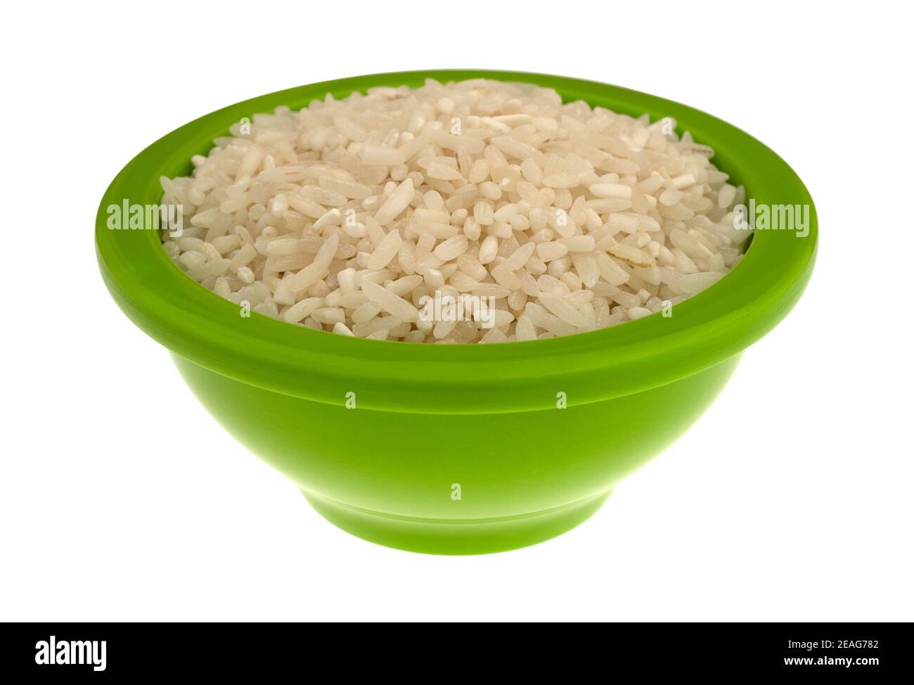 Vista laterale del riso arricchito a grani lunghi in una piccola ciotola verde isolata su sfondo bianco. Foto Stock