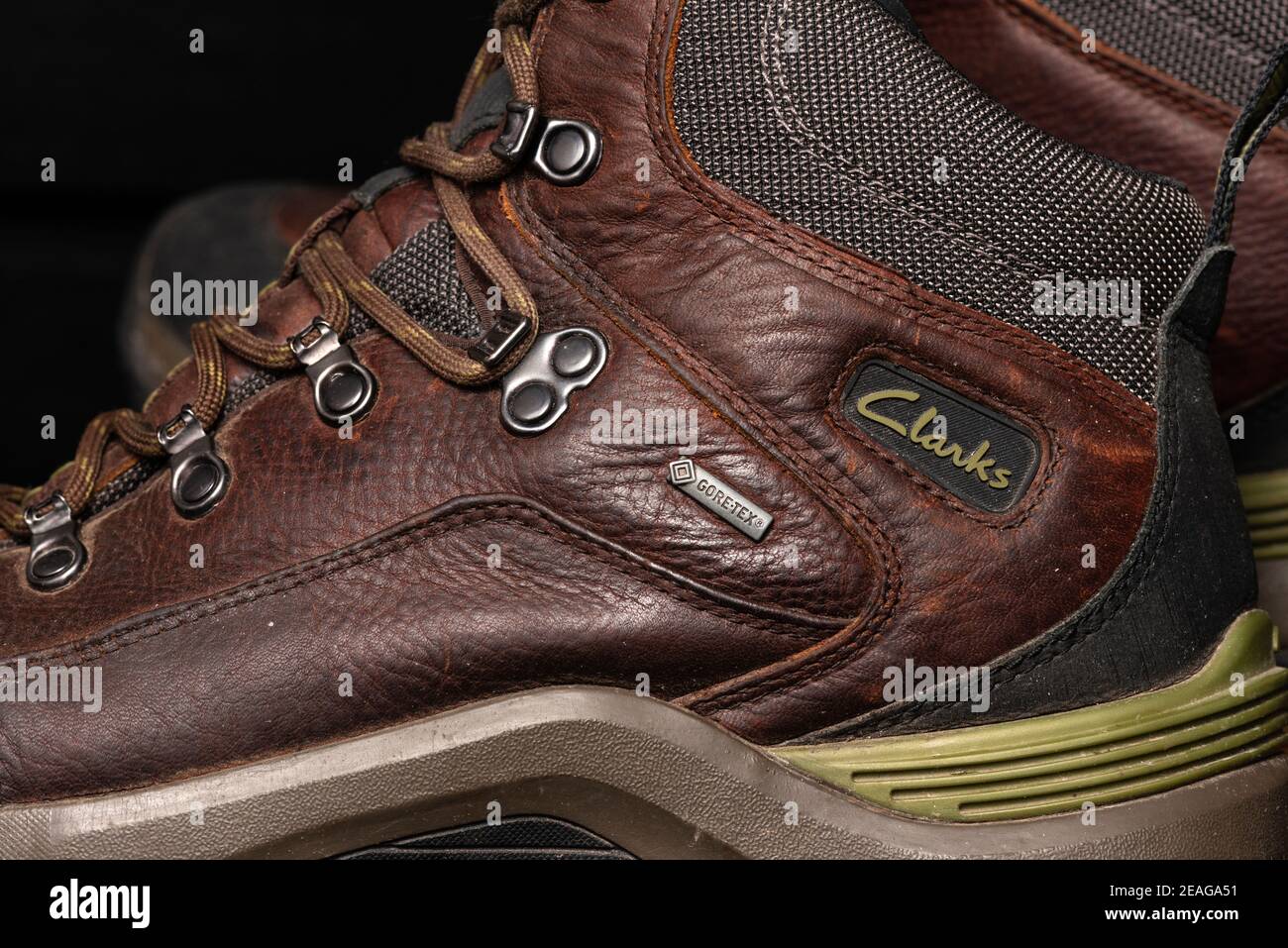 Scarpe Clarks. Scarpe da trekking Clarks Outdoor Gore-Tex impermeabili uomo  in pelle marrone dettagli ravvicinati Foto stock - Alamy